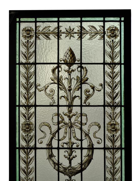 Paire de verrières en vitrail à décor de style Néo-Renaissance en grisaille à rehauts de jaune, Fin du XIXè siècle-1