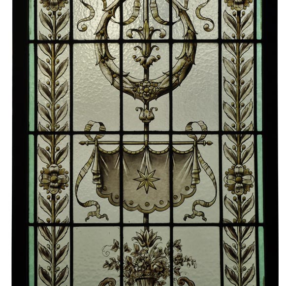 Paire de verrières en vitrail à décor de style Néo-Renaissance en grisaille à rehauts de jaune, Fin du XIXè siècle-2