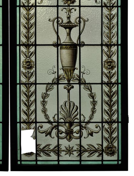 Paire de verrières en vitrail à décor de style Néo-Renaissance en grisaille à rehauts de jaune, Fin du XIXè siècle-5