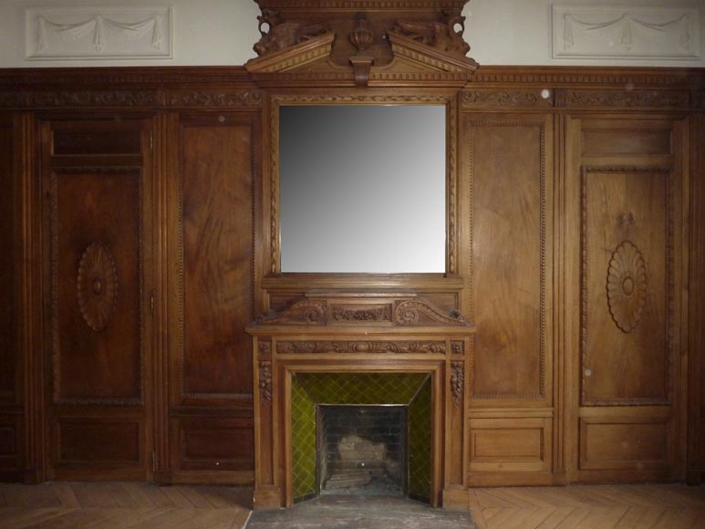 Pièce de boiserie de style Napoléon III avec cheminée à miroir et décor de chimères en bois sculpté -1