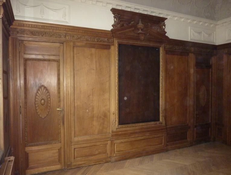 Pièce de boiserie de style Napoléon III avec cheminée à miroir et décor de chimères en bois sculpté -5