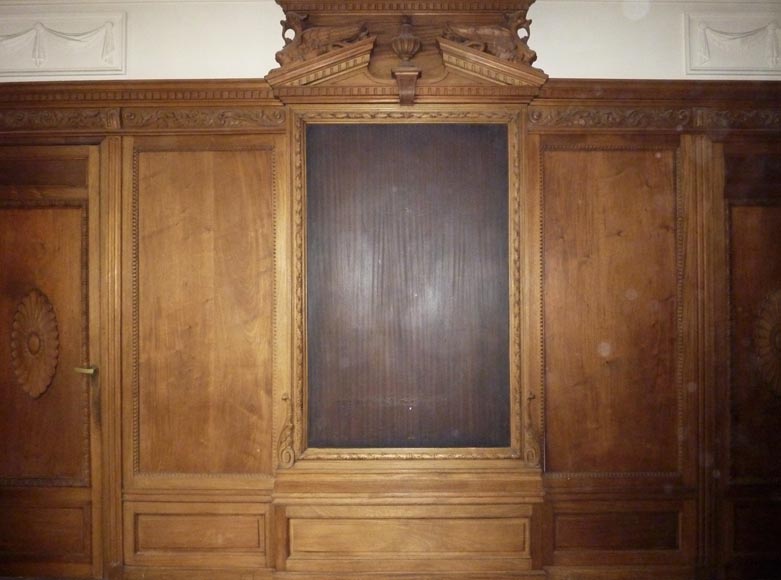 Pièce de boiserie de style Napoléon III avec cheminée à miroir et décor de chimères en bois sculpté -6