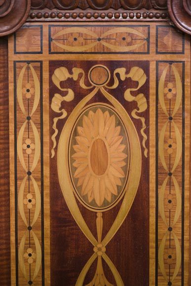 Exceptionnelle pièce de boiserie complète de style Regency en marqueterie d'acajou avec sa cheminée, France XIXè siècle-11