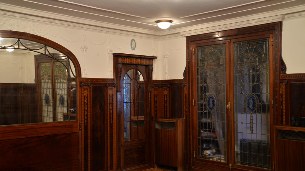 Exceptionnelle pièce de boiserie complète de style Regency en marqueterie d'acajou avec sa cheminée, France XIXè siècle-19