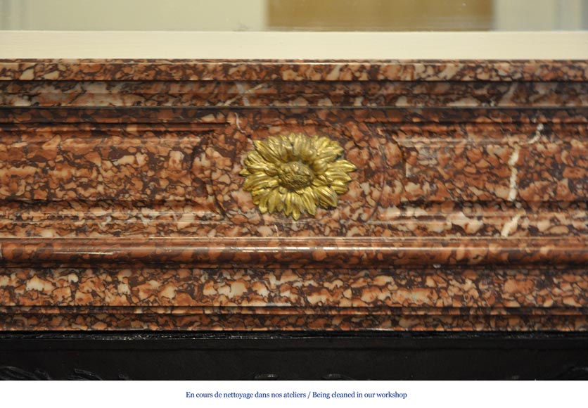 Cheminée ancienne de style Louis XVI à coins arrondis en marbre Griotte et ornements de bronze doré-1
