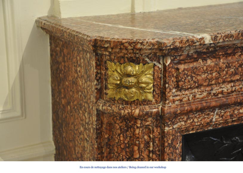 Cheminée ancienne de style Louis XVI à coins arrondis en marbre Griotte et ornements de bronze doré-3