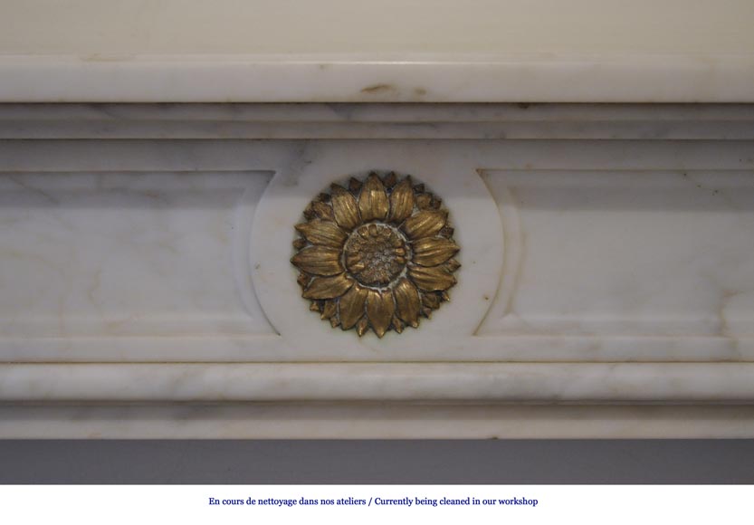 Cheminée ancienne de style Louis XVI en marbre Blanc de Carrare veiné et ornements de bronze doré-1
