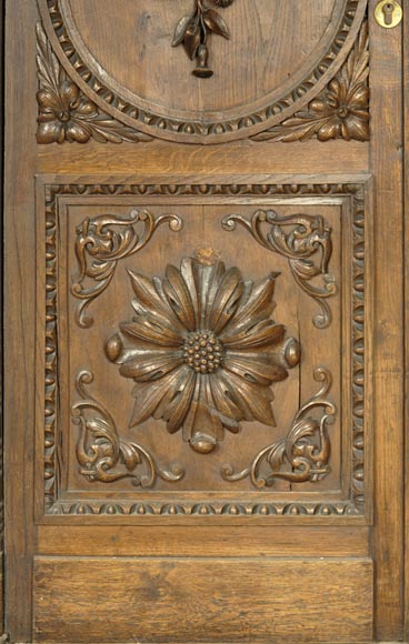 Grande pièce de boiserie ancienne en chêne sculpté à décor de trophées de chasse et natures mortes-7