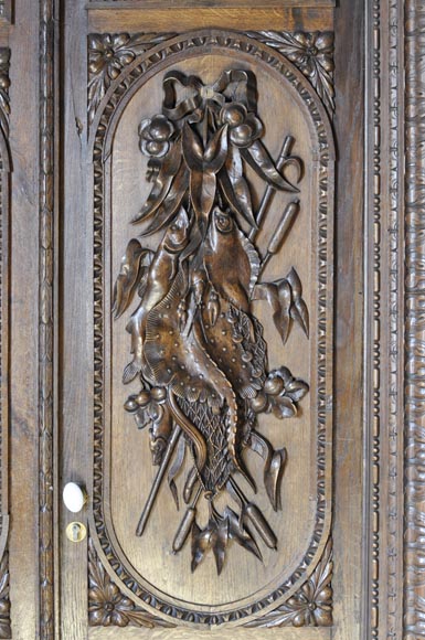 Grande pièce de boiserie ancienne en chêne sculpté à décor de trophées de chasse et natures mortes-10