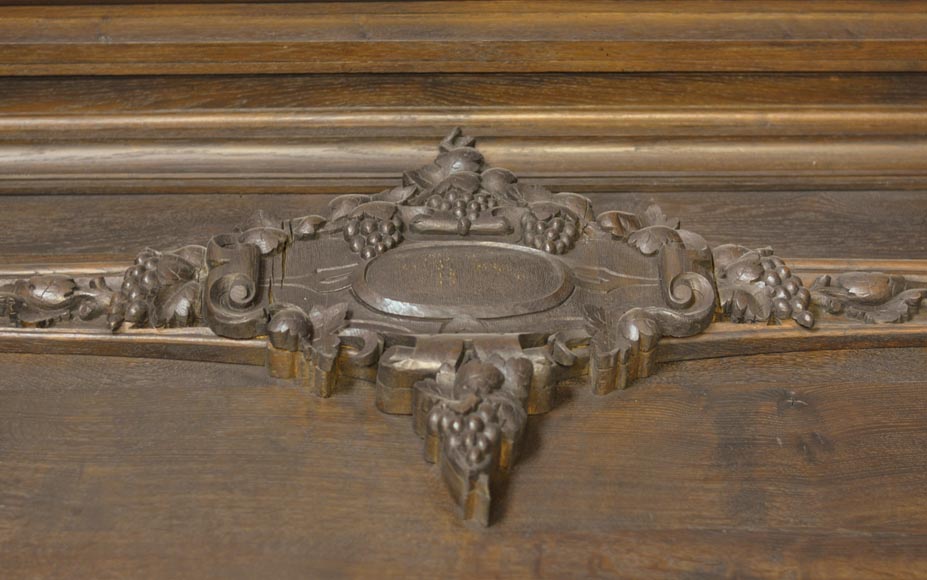 Grande pièce de boiserie ancienne en chêne sculpté à décor de trophées de chasse et natures mortes-14