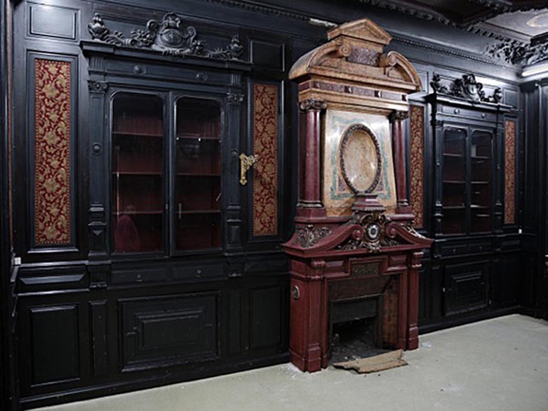 Rare pièce de boiserie Napoléon III en bois noirci avec sa cheminée monumentale en stuc à l'imitation du porphyre-0