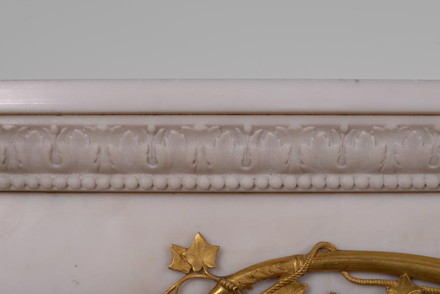 Très belle cheminée ancienne de style Louis XVI en marbre Statuaire de Carrare à colonnes en forme de carquois et ornements de bronze doré d'après le modèle du Château de Fontainebleau-6