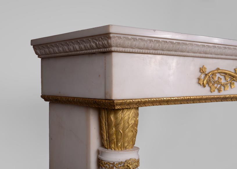 Très belle cheminée ancienne de style Louis XVI en marbre Statuaire de Carrare à colonnes en forme de carquois et ornements de bronze doré d'après le modèle du Château de Fontainebleau-8