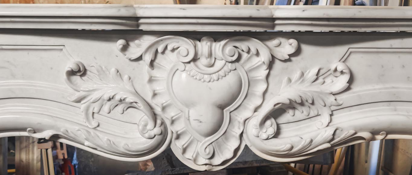 Cheminée de style Louis XV en marbre de Carrare richement décorée Cheminée de style Louis XV en marbre de Carrare richement décorée-1