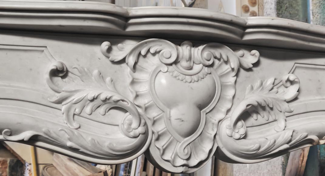Cheminée de style Louis XV en marbre de Carrare richement décorée Cheminée de style Louis XV en marbre de Carrare richement décorée-2
