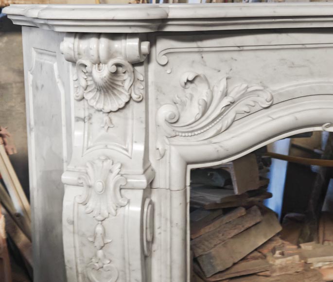 Cheminée de style Louis XV en marbre de Carrare richement décorée Cheminée de style Louis XV en marbre de Carrare richement décorée-6