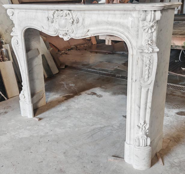 Cheminée de style Louis XV très sculptée en marbre de Carrare-9
