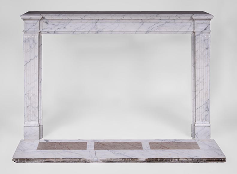 Cheminée ancienne de style Louis XVI à cannelures en marbre de Carrare veiné-0
