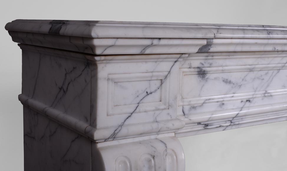 Cheminée ancienne de style Louis XVI à cannelures en marbre de Carrare veiné-3