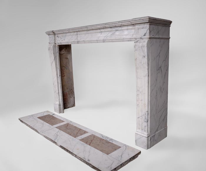 Cheminée ancienne de style Louis XVI à cannelures en marbre de Carrare veiné-5