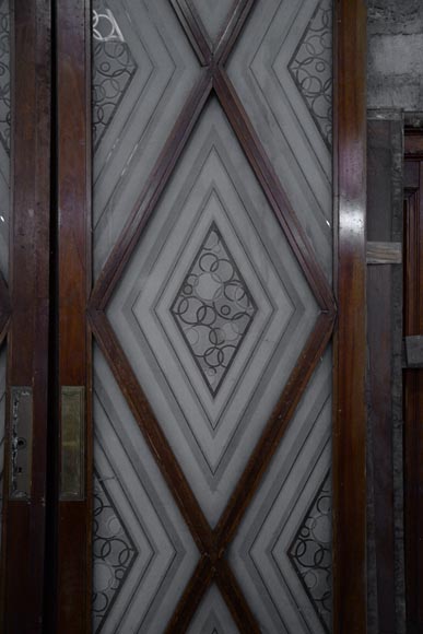 Belle grande double porte ancienne de style Art déco en bois et verre gravé au décor de losanges -1