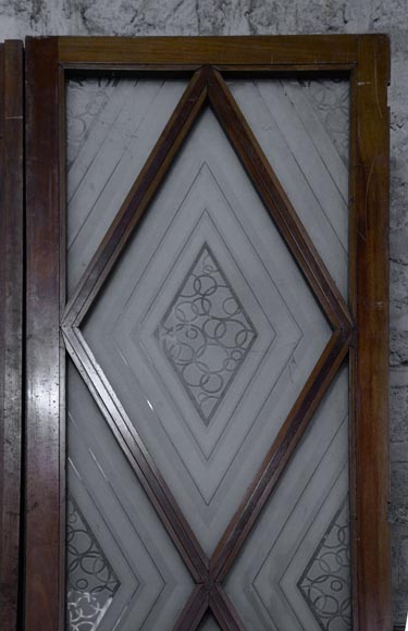 Belle grande double porte ancienne de style Art déco en bois et verre gravé au décor de losanges -2