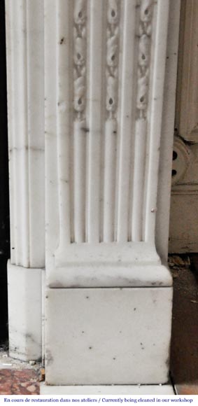 Cheminée de style Louis XVI en marbre de Carrare demi statuaire, décorée d'un tournesol Cheminée de style Louis XVI en marbre de Carrare demi statuaire, décorée d'un tournesol-9