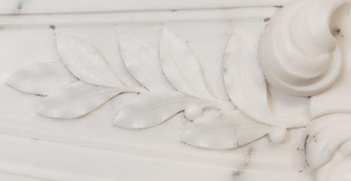 Cheminée de style Louis XV en marbre Paonazzo décorée d'une coquille feuillagée-3