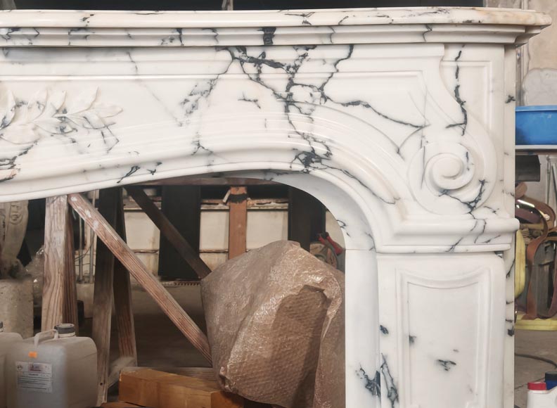 Cheminée de style Louis XV en marbre Paonazzo décorée d'une coquille feuillagée-9