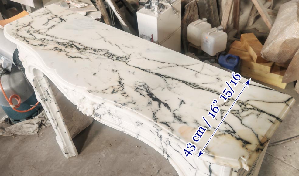 Cheminée de style Louis XV en marbre Paonazzo décorée d'une coquille feuillagée-11