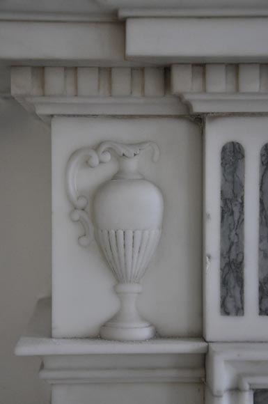 Belle cheminée ancienne de style Victorien en marbre Statuaire de Carrare et incrustations de marbre Vert d'Estours aux vases et à la coupe-5
