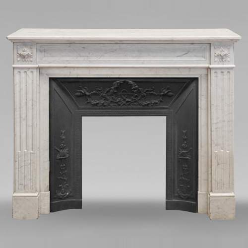 Cheminée de style Louis XVI en marbre de Carrare