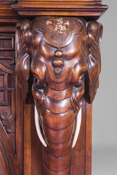 Maison des Bambous Alfred PERRET et Ernest VIBERT (attribué à), Importante Cheminée Japonisante et son trumeau, en sycomore, à décor de têtes d'éléphants et de dragons-8