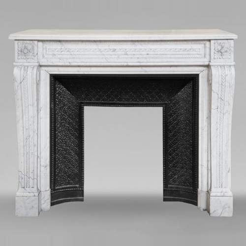 Cheminée de style Louis XVI en marbre de Carrare veiné au bandeau perlé