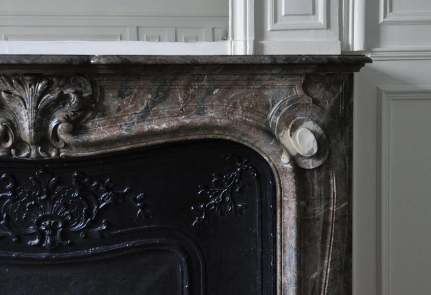 Cheminée ancienne de style Louis XV en marbre Rouge du Nord à la coquille feuillagée -6