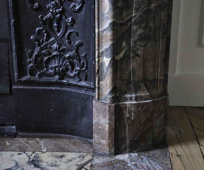 Cheminée ancienne de style Louis XV en marbre Rouge du Nord à la coquille feuillagée -7