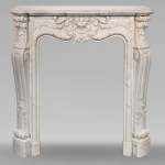 Cheminée de style Louis XV en marbre de Carrare au décor de palmettes