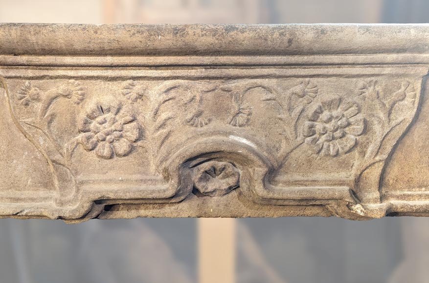 Chéminée d'époque Louis XIII en pierre au décor végétal-1
