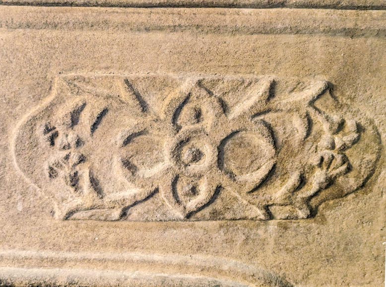 Chéminée d'époque Louis XIII en pierre au décor végétal-4