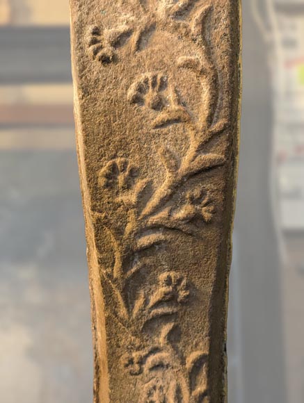Chéminée d'époque Louis XIII en pierre au décor végétal-7