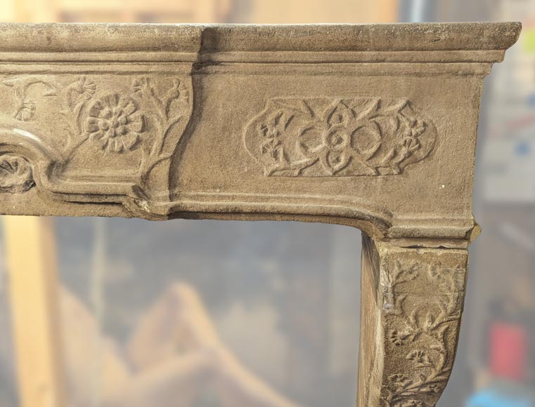 Chéminée d'époque Louis XIII en pierre au décor végétal-10