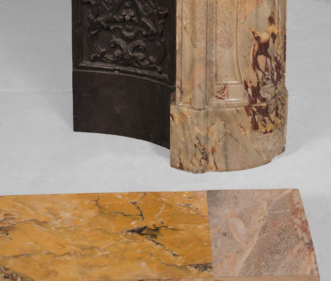 Exceptionnelle cheminée ancienne de style Régence en marbre Sarrancolin Fantastico à enroulements et feuilles d'acanthe-9
