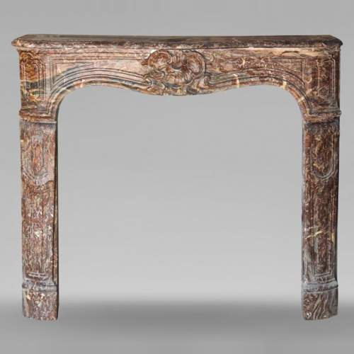 Cheminée d'époque Louis XV en marbre Rouge Royal ornée d'une coquille