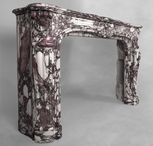Exceptionnelle cheminée de style Régence en Brèche Violette décorée de coquilles-4