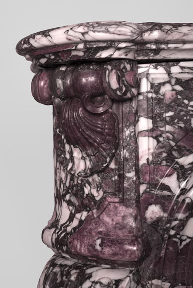 Exceptionnelle cheminée de style Régence en Brèche Violette décorée de coquilles-6