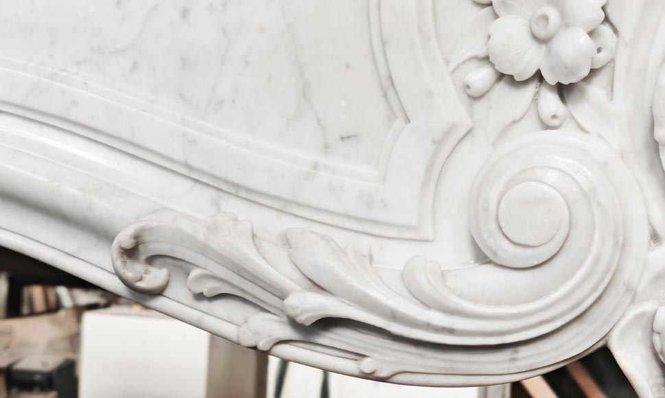 Cheminée de style Louis XV en marbre de Carrare richement décorée de coquilles et de fleurs Cheminée de style Louis XV en marbre de Carrare richement décorée de coquilles et de fleurs-4