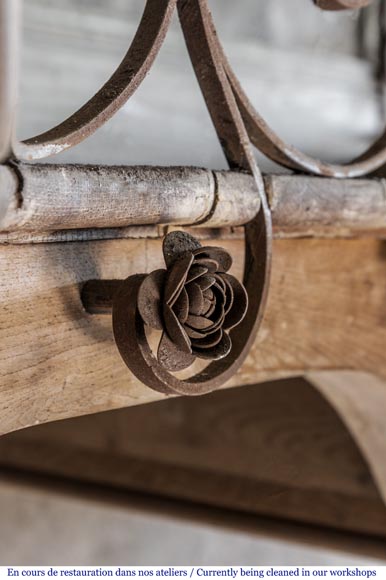 Bel escalier en colimaçon et rambarde en fer forgé à décor de fleurs et d'arabesques-2