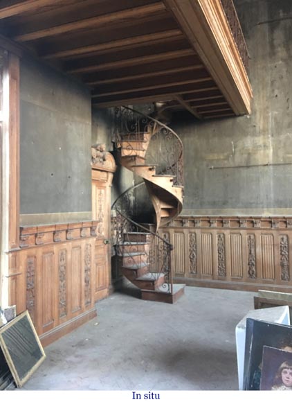 Bel escalier en colimaçon et rambarde en fer forgé à décor de fleurs et d'arabesques-7