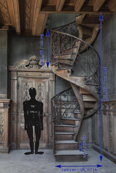 Bel escalier en colimaçon et rambarde en fer forgé à décor de fleurs et d'arabesques-8