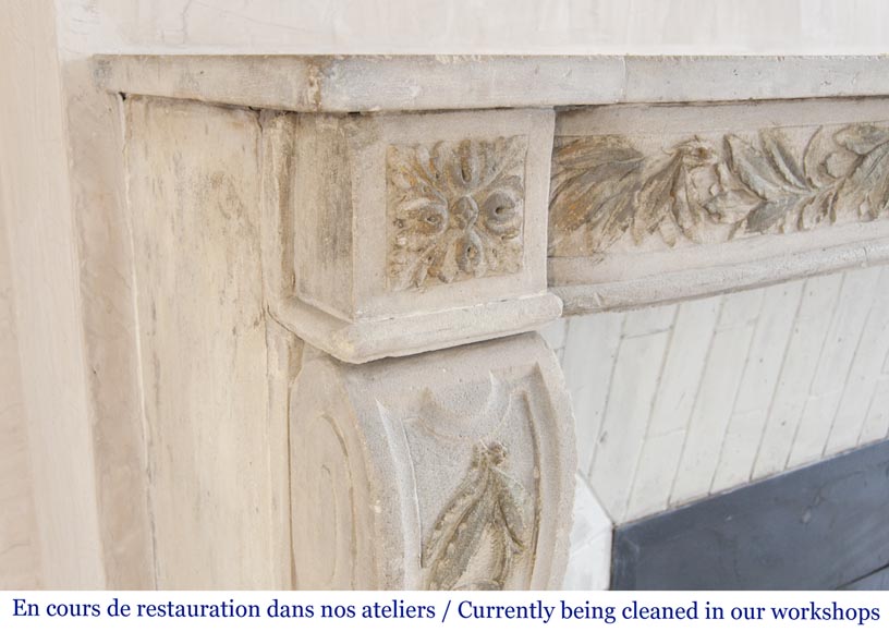 Cheminée ancienne de style Louis XVI, en pierre, à décor feuillagé-4